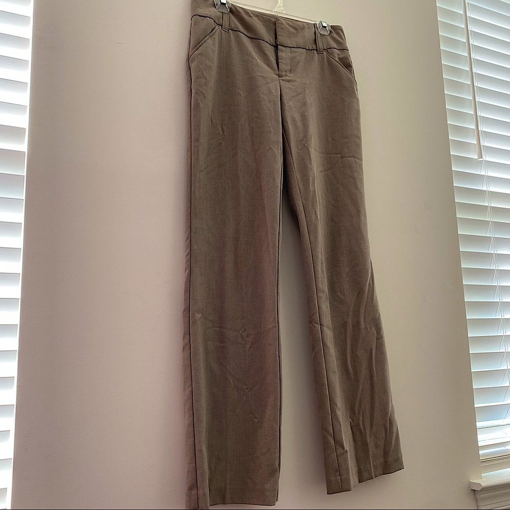 Daisy Fuentes size 4 tan dress pant long